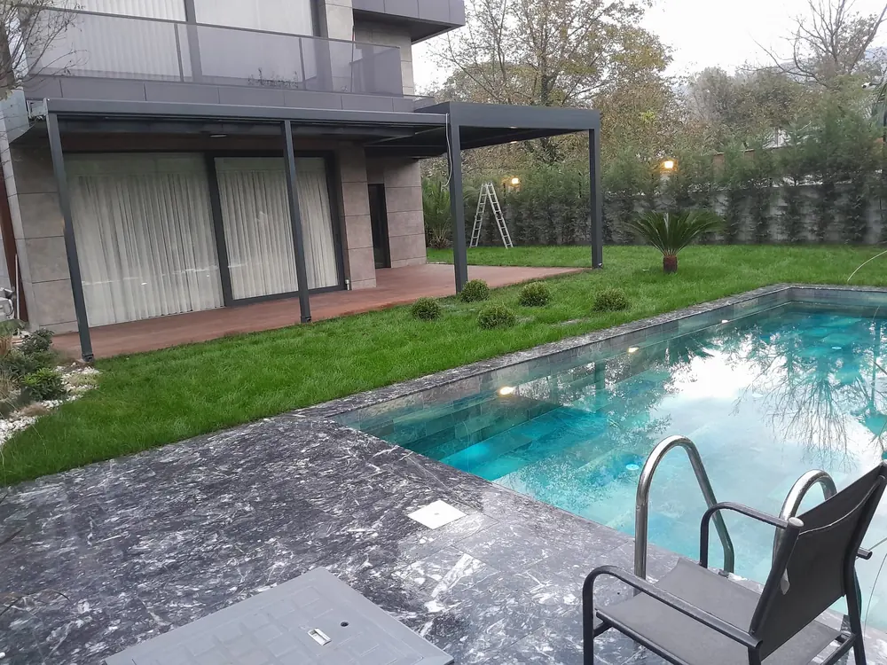 Bioklimatik Pergola: Havuz başında, bina önü boyunca antrasit pergola