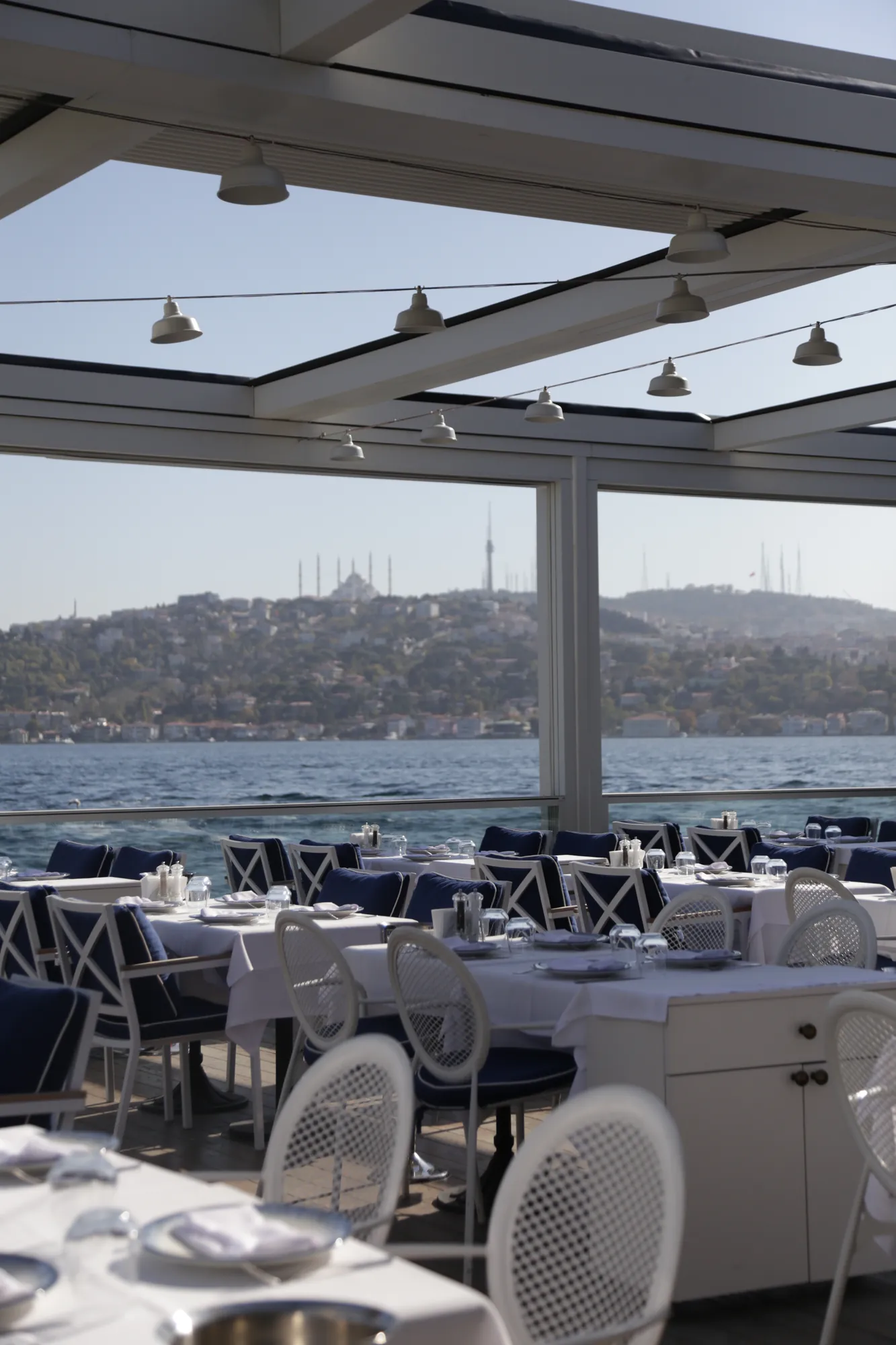 Deniz manzaralı restoran, cam yan yüzeyler