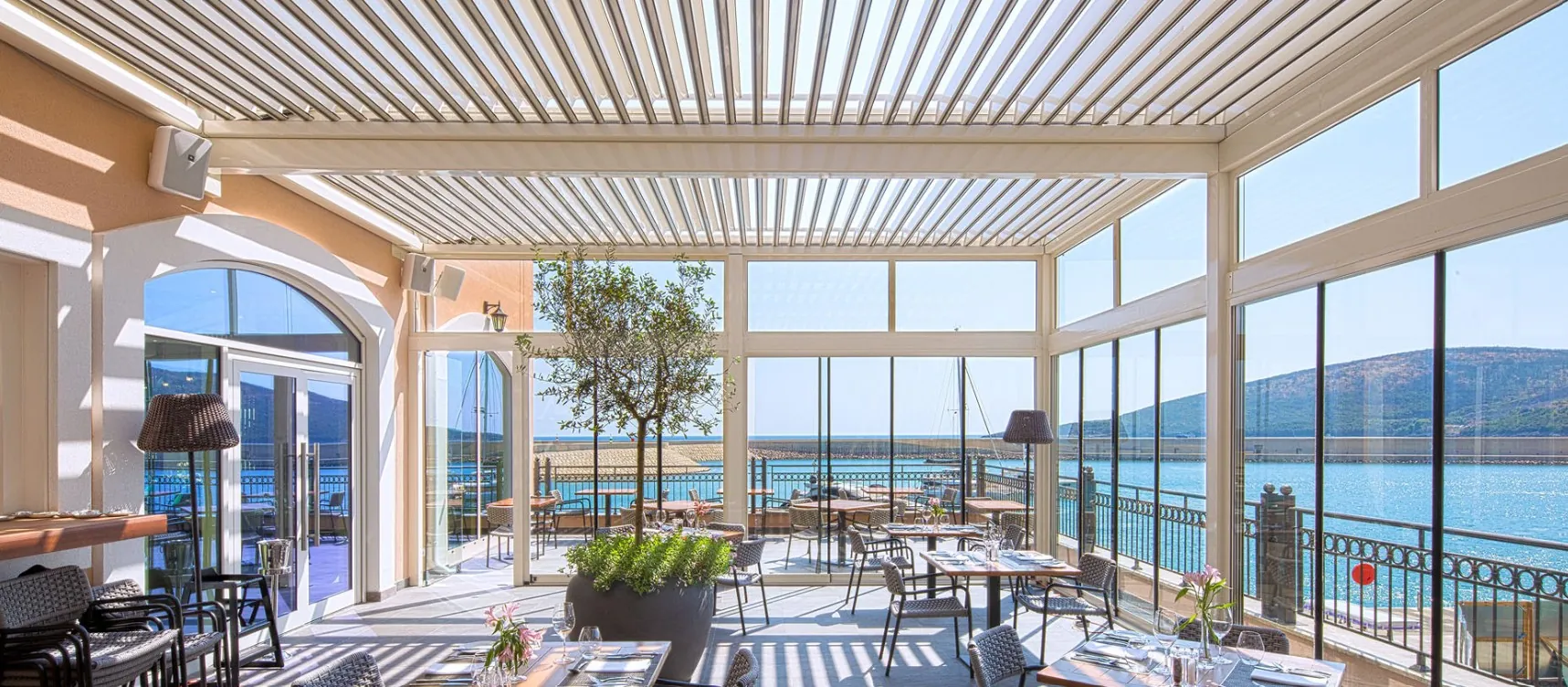 Deniz manzaralı cam salon, beyaz lamel tavan