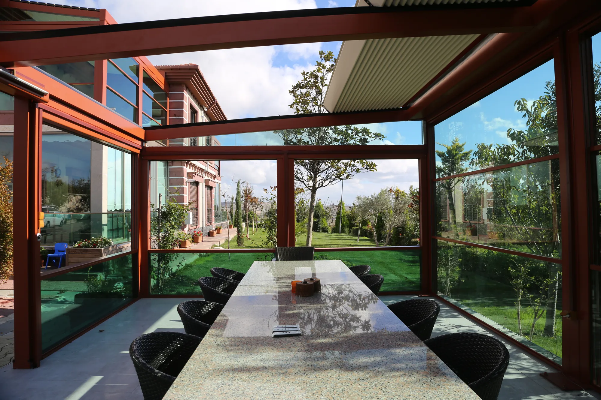 Ahşap renkli bioklimatik pergola, cam yan yüzeyler