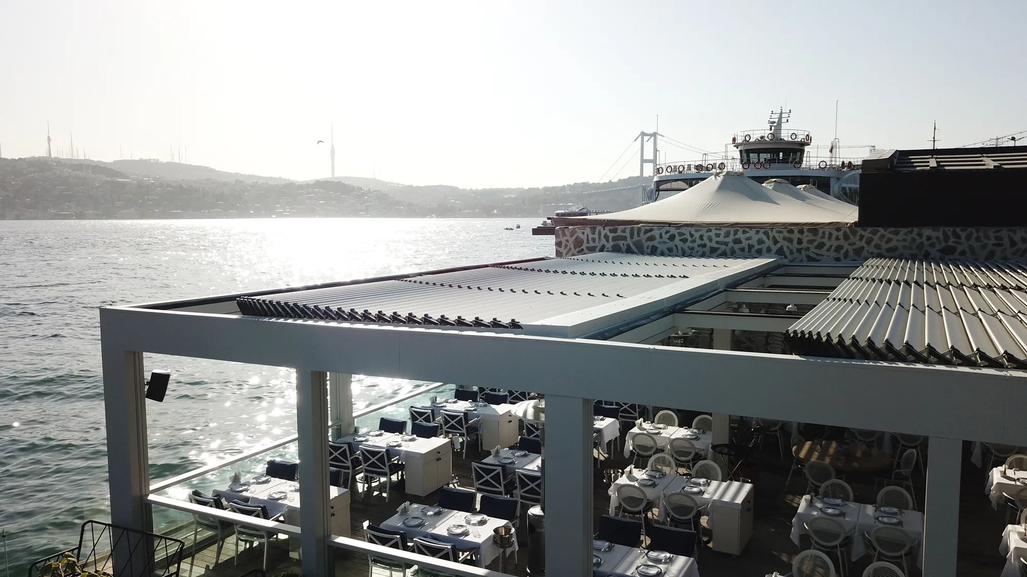 Deniz kenarında restoran çatısı, üstten