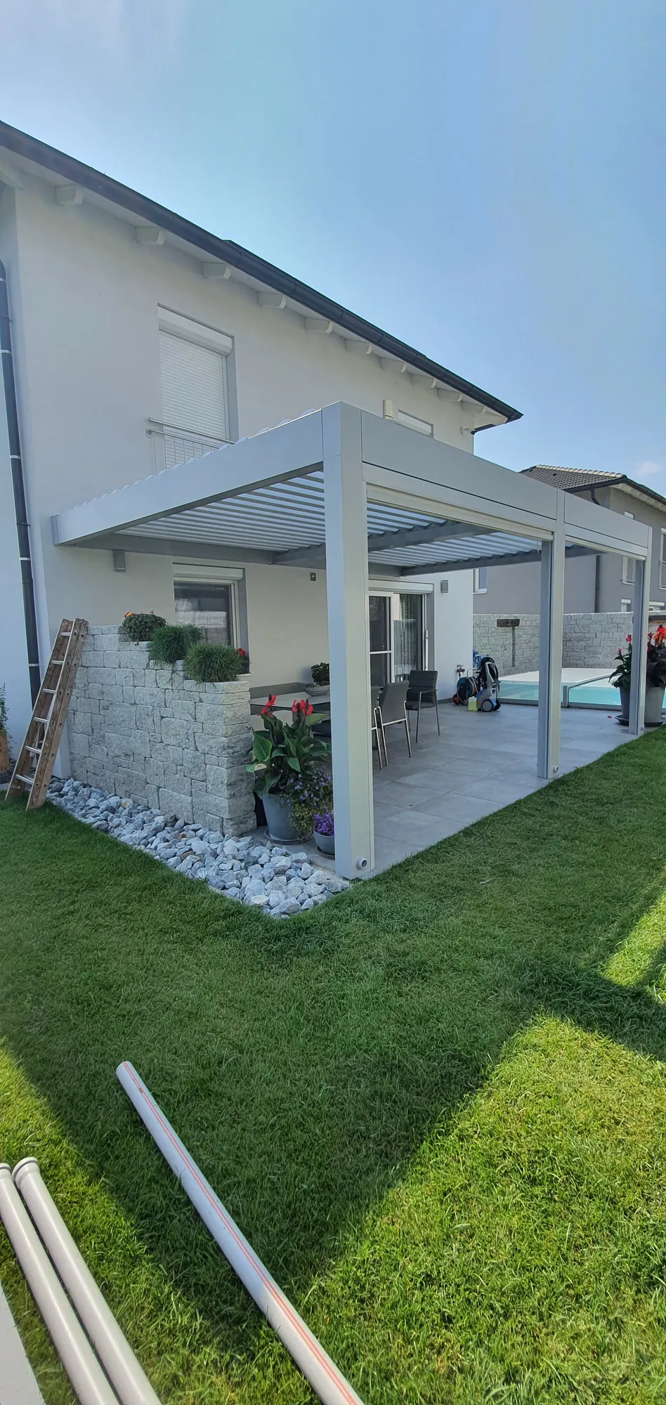 Bahçede beyaz pergola, ev cephesi
