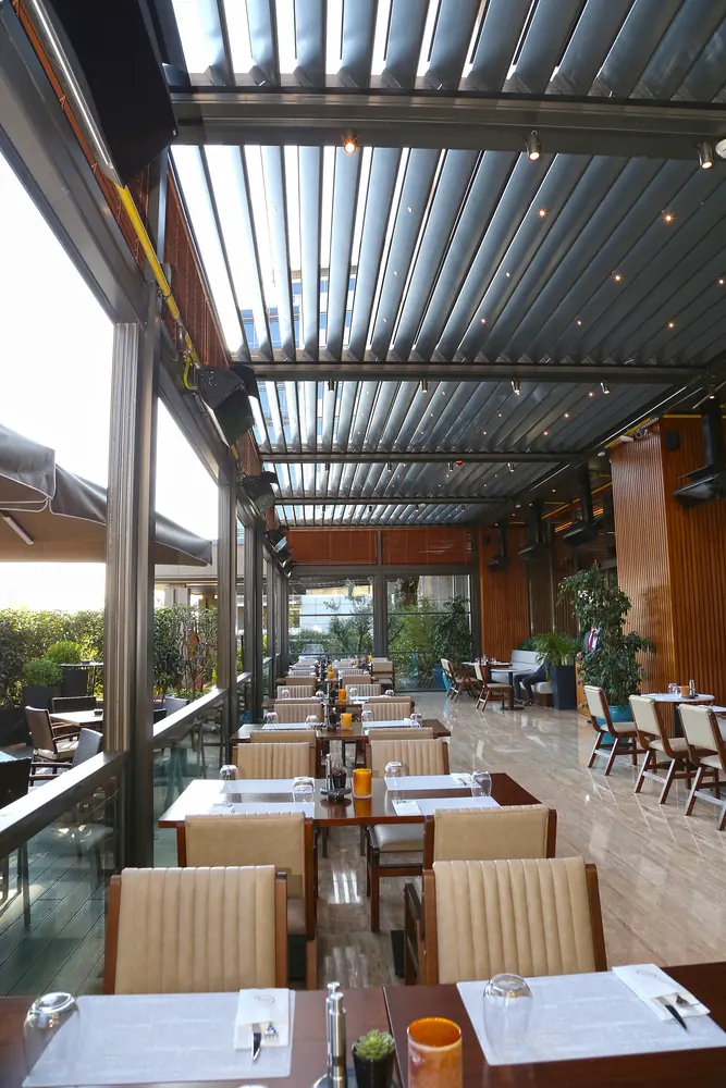 Bioklimatik Pergola: Uzun restoran terası, lamel tavan