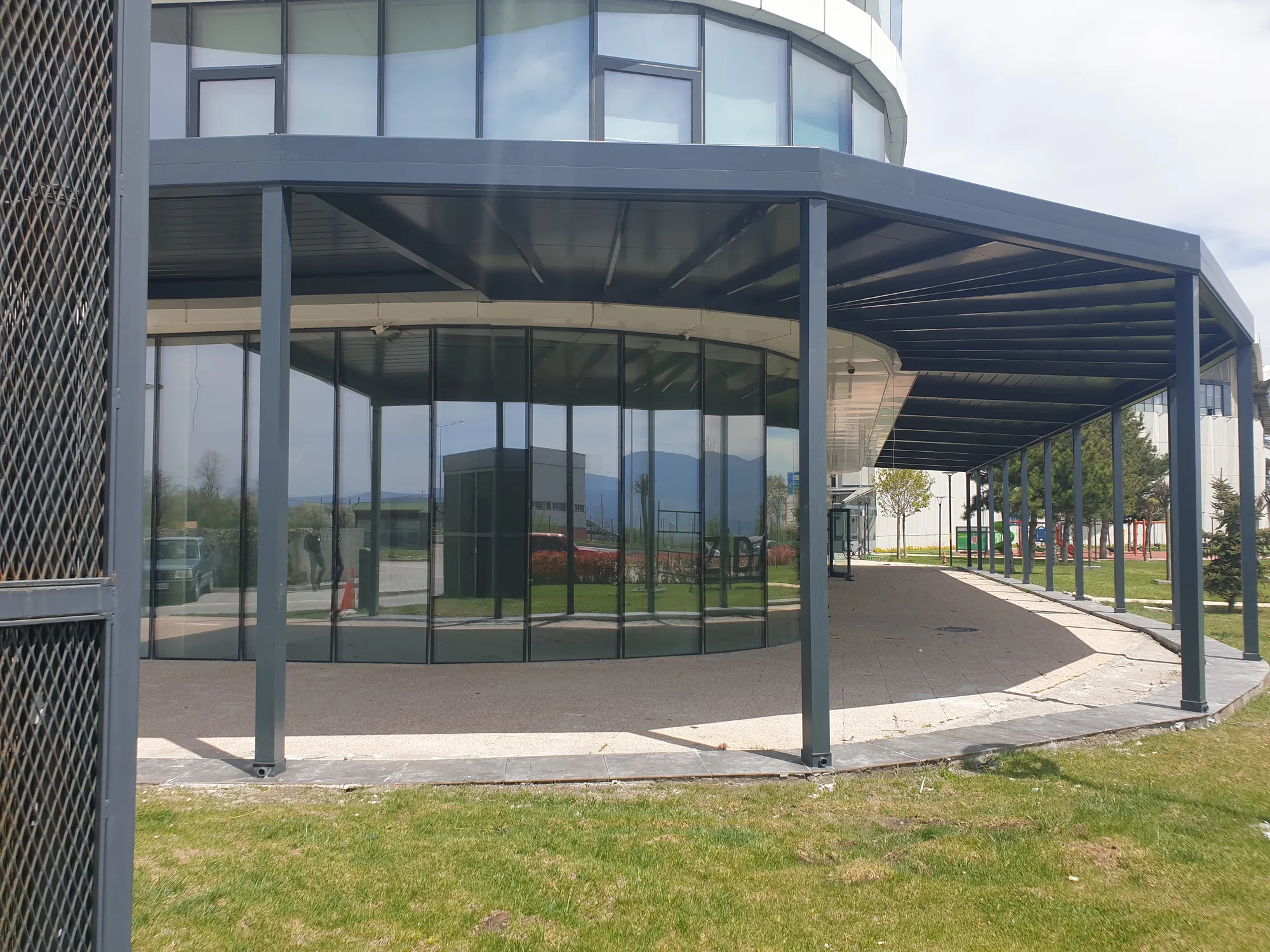Kavisli cephe boyunca pergola