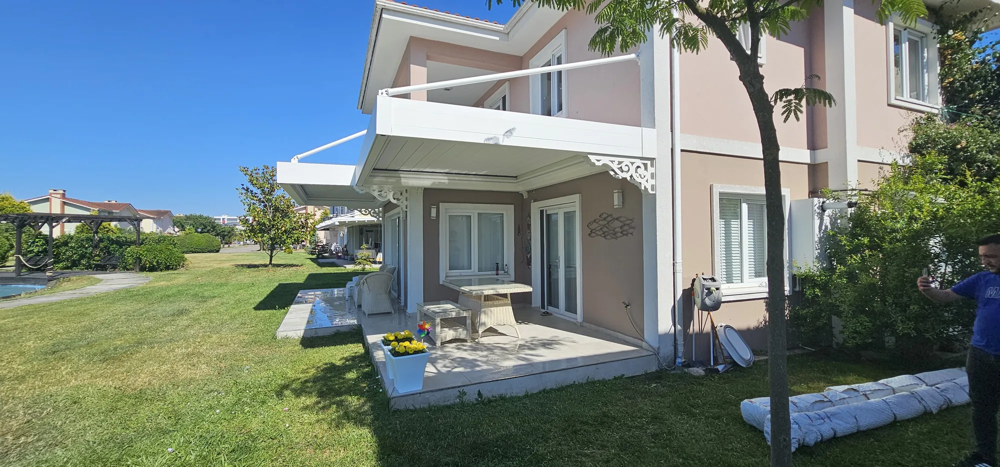Bahçe katı, beyaz pergola