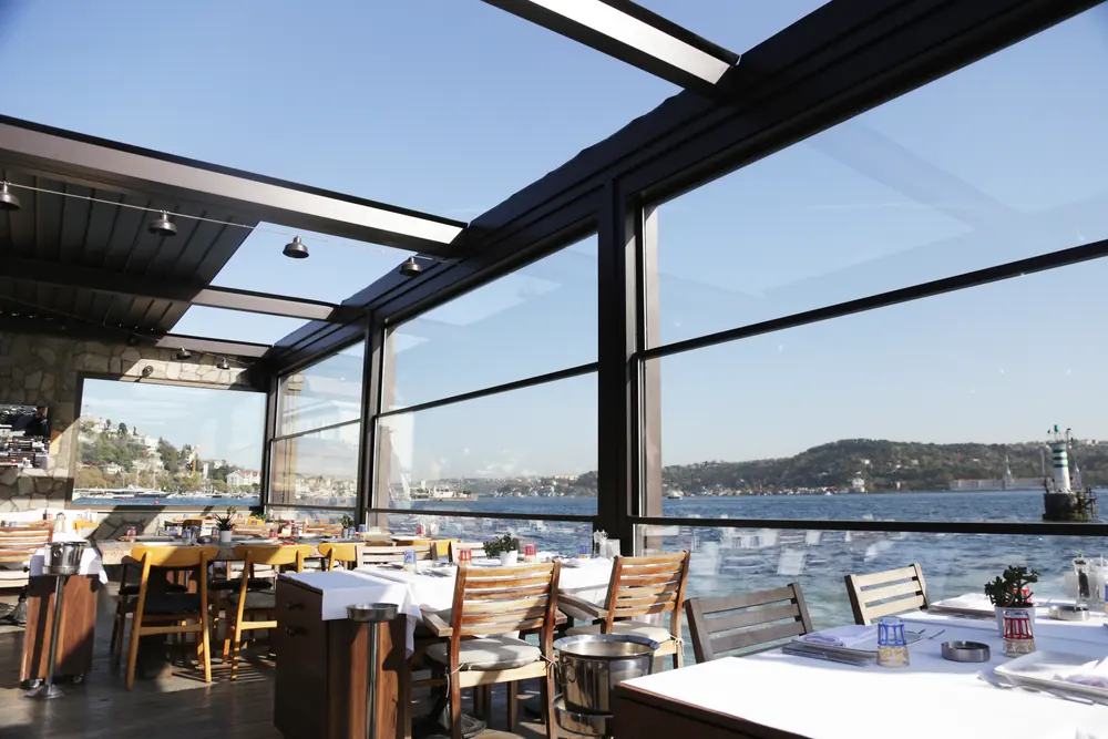 Bioklimatik Pergola: Deniz kıyısında restoran terası, açık lameller