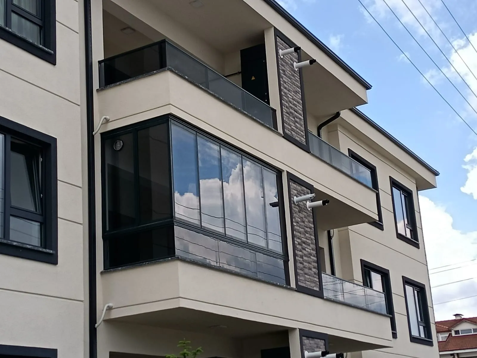 Apartman balkonu, köşe camlama