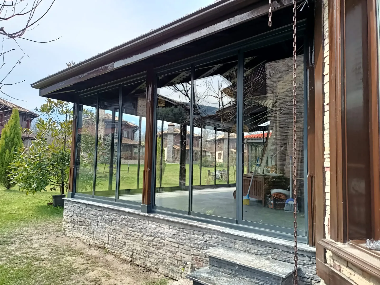 Taş kaideli kapalı veranda