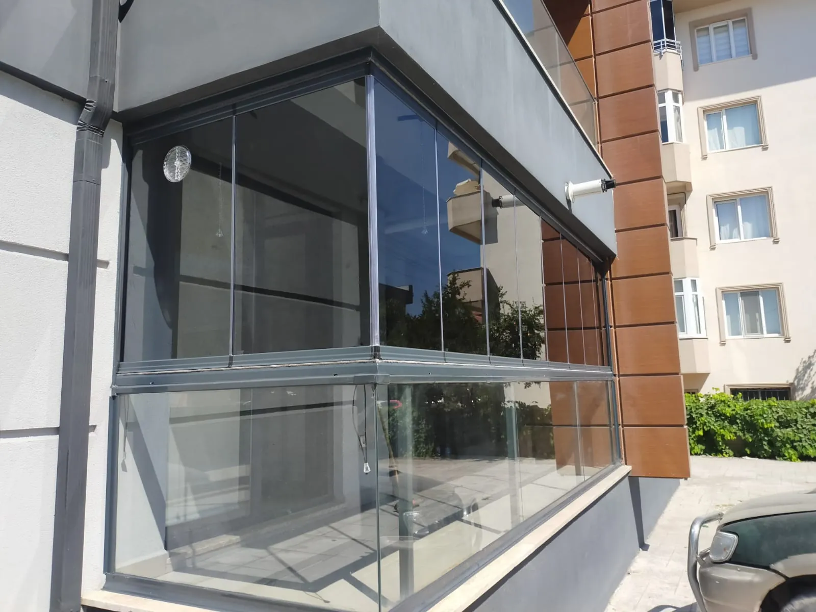 Köşe balkon, çerçevesiz cam