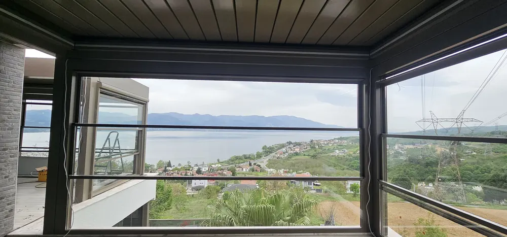 Giyotin Cam: Göl manzaralı cam oda, içeriden