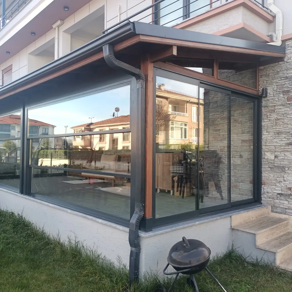Giyotin Cam: Bahçe katında ahşap renkli profilli cam oda