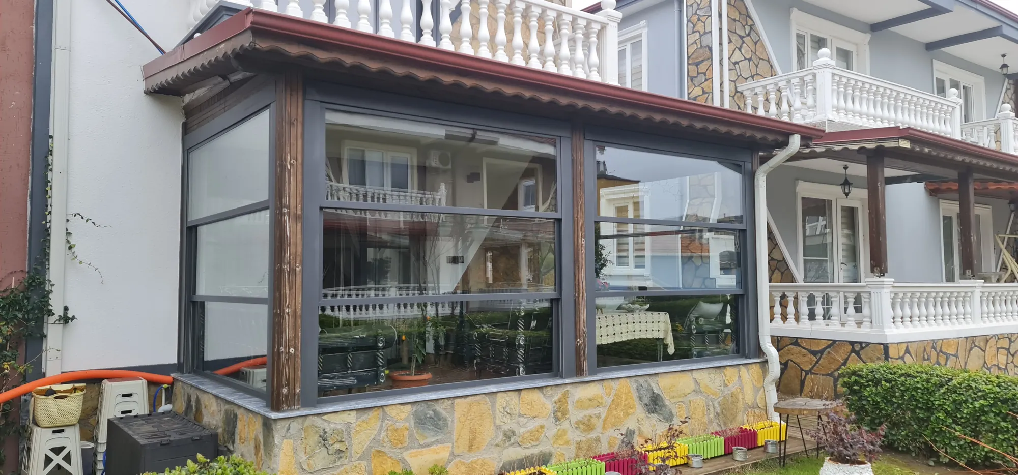 Taş kaideli bahçe verandası