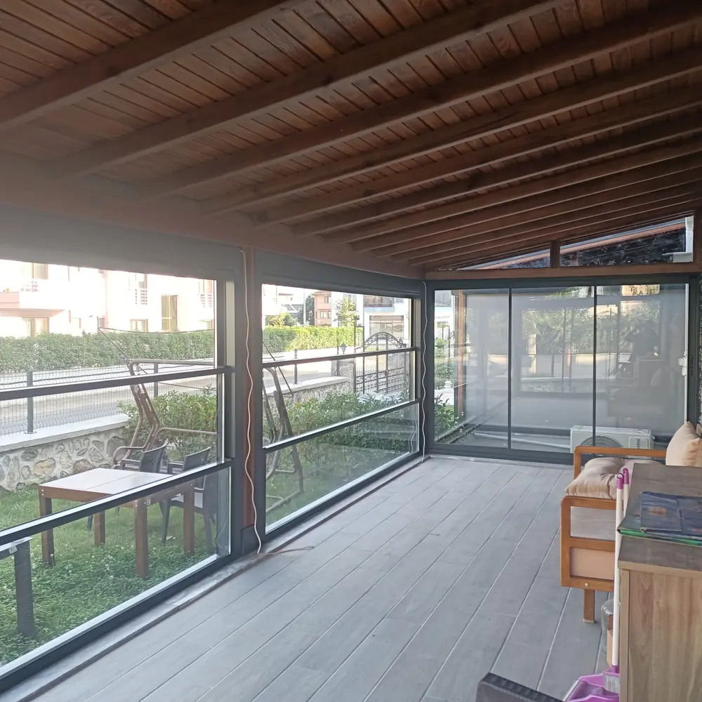 Giyotin Cam: Ahşap tavanlı cam veranda, içeriden