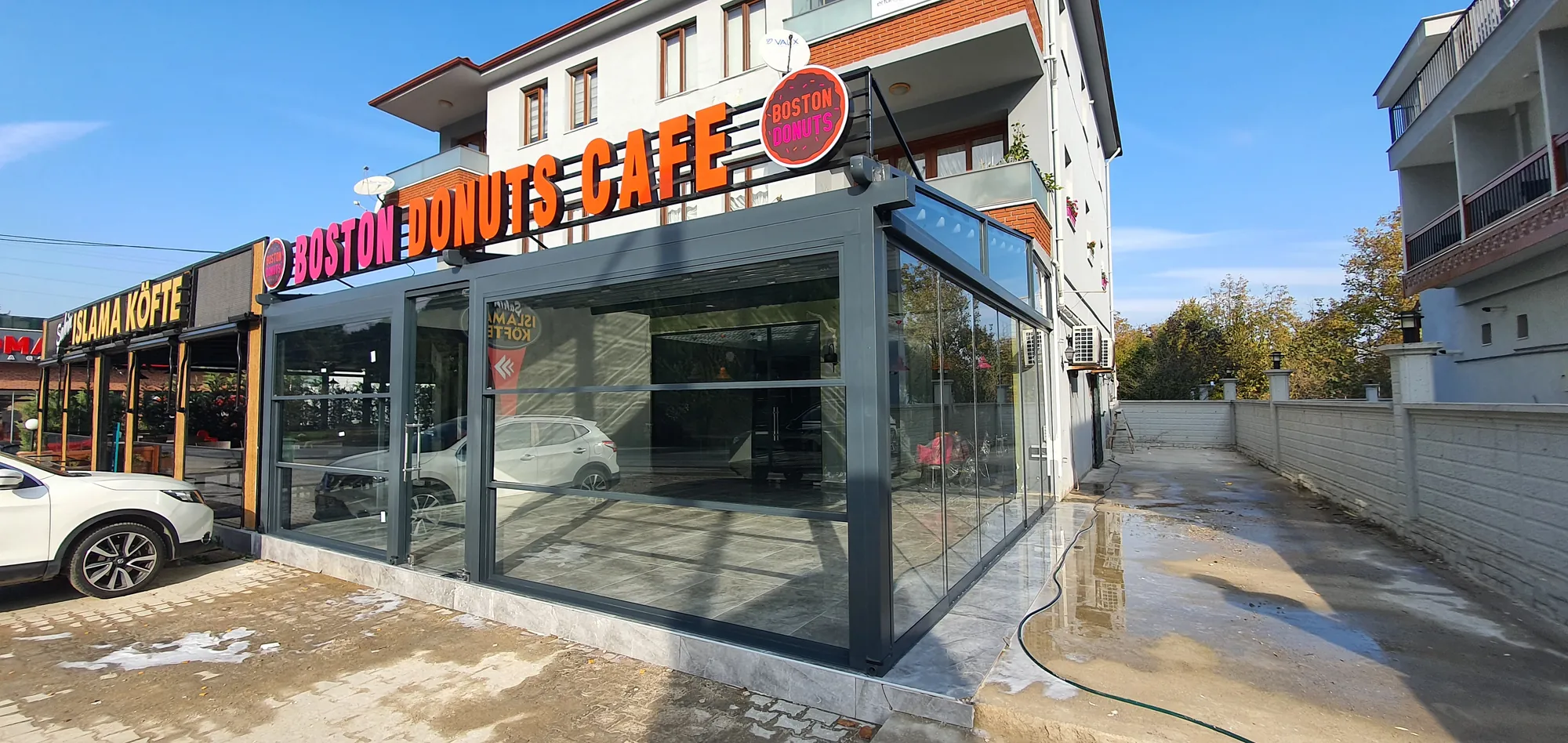 Köşe kafe, cam cephe