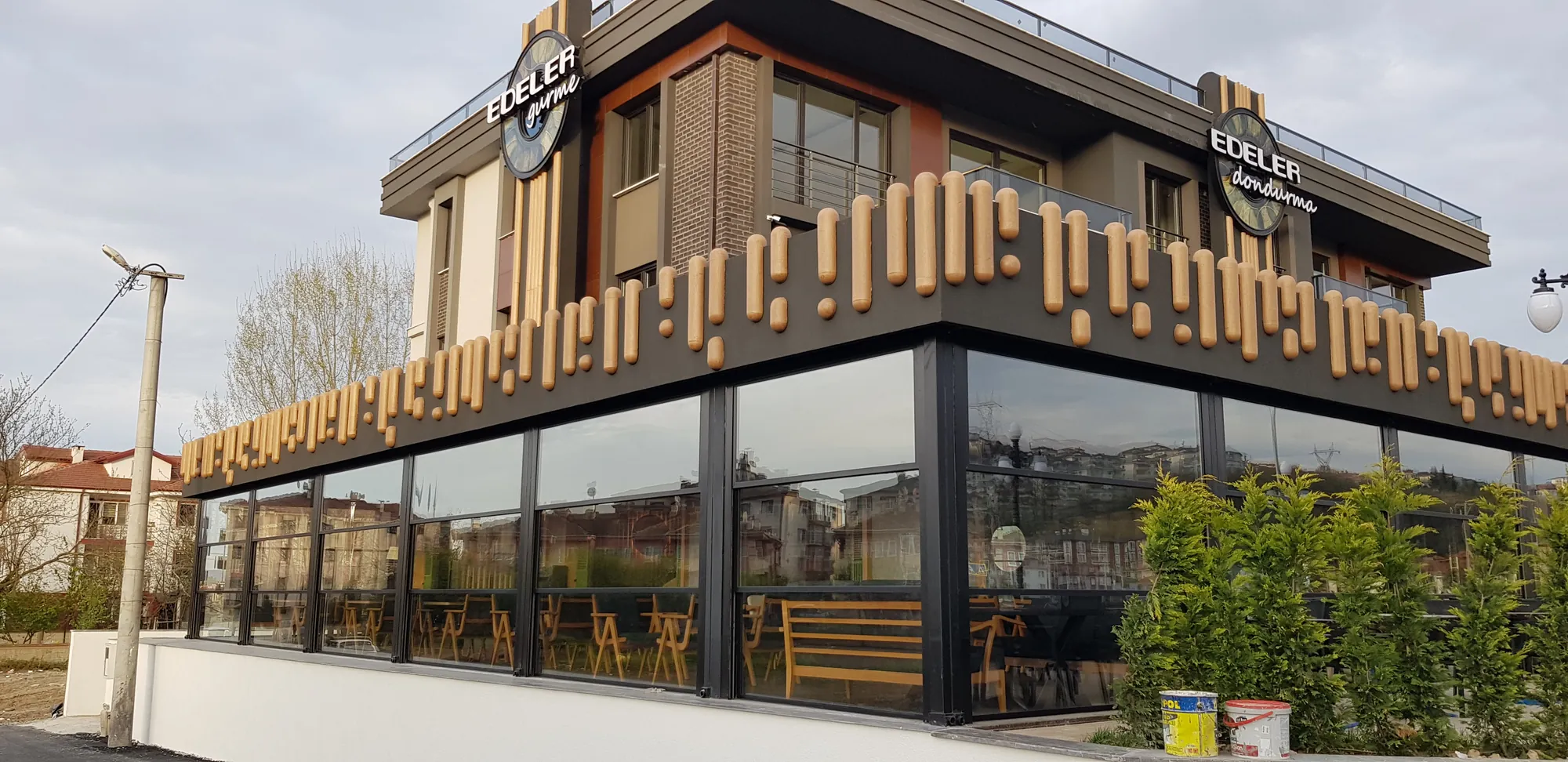 Zemin kat kafe, uzun cam cephe