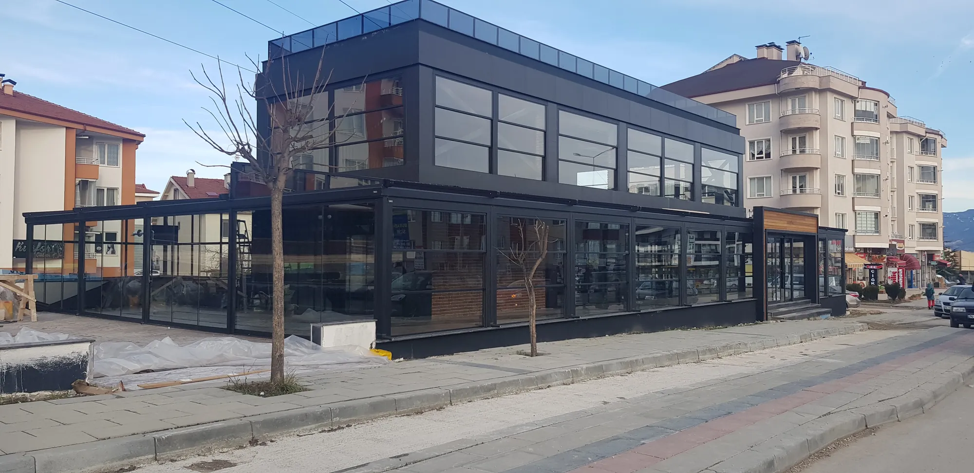 İki katlı cam cephe, cadde önü