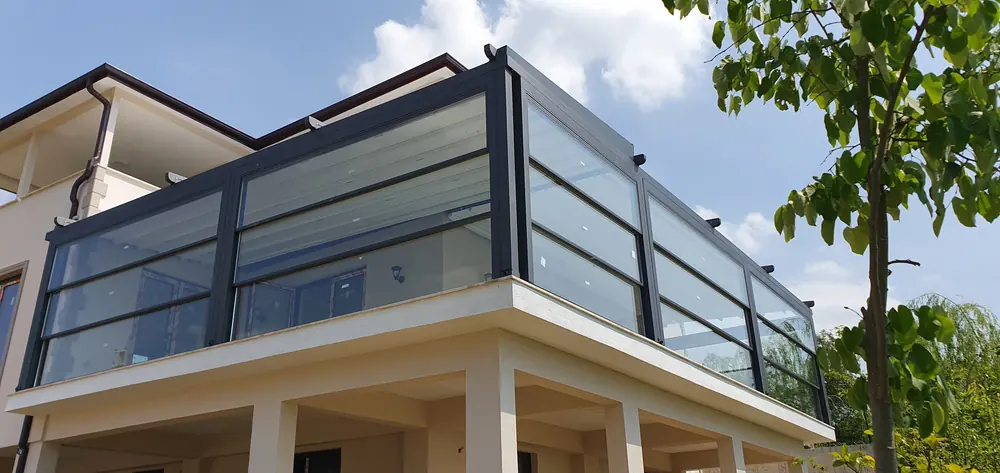 Giyotin Cam: Üst kat terası, giyotin camla kapalı