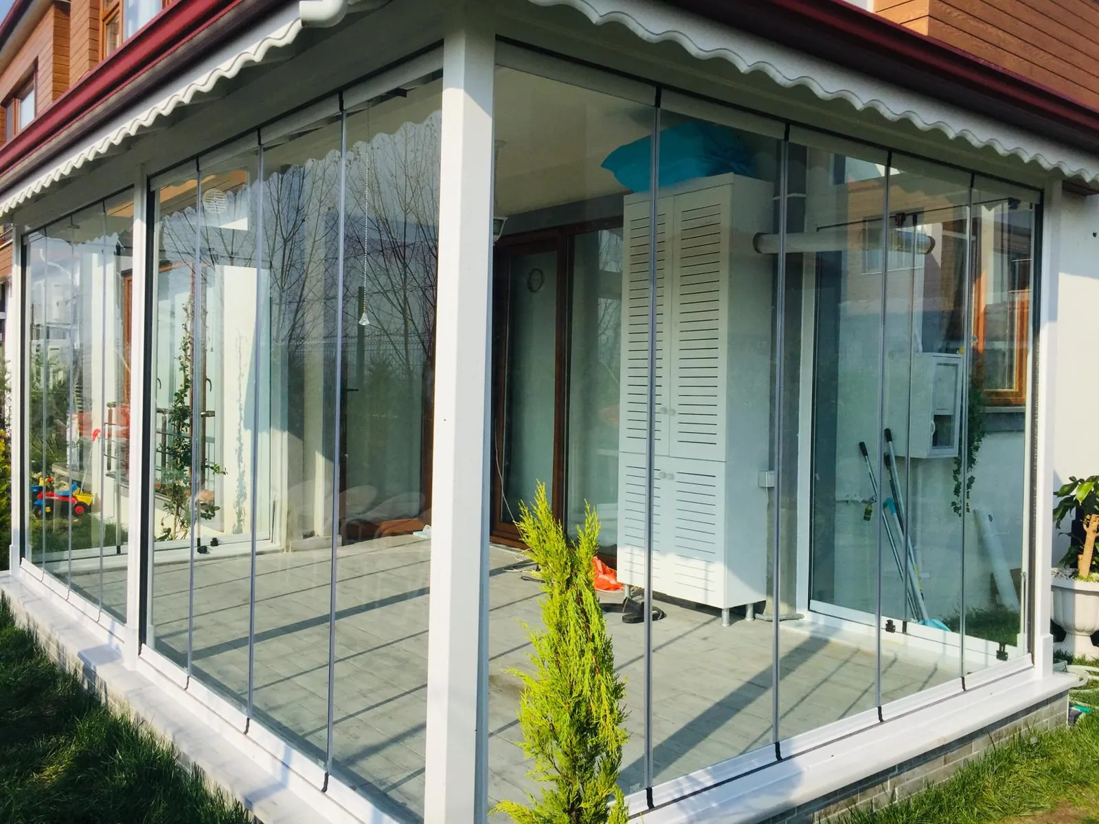 Beyaz profilli veranda