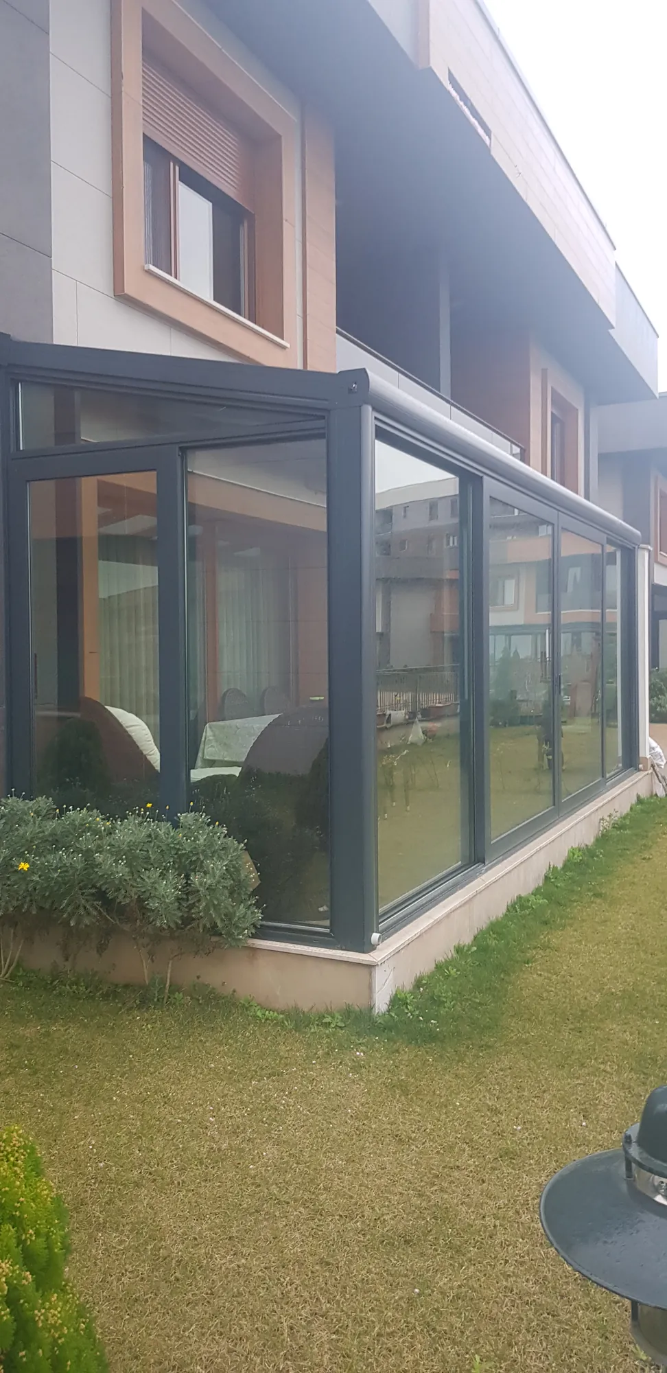 Bahçe tarafı, uzun cam yüzey