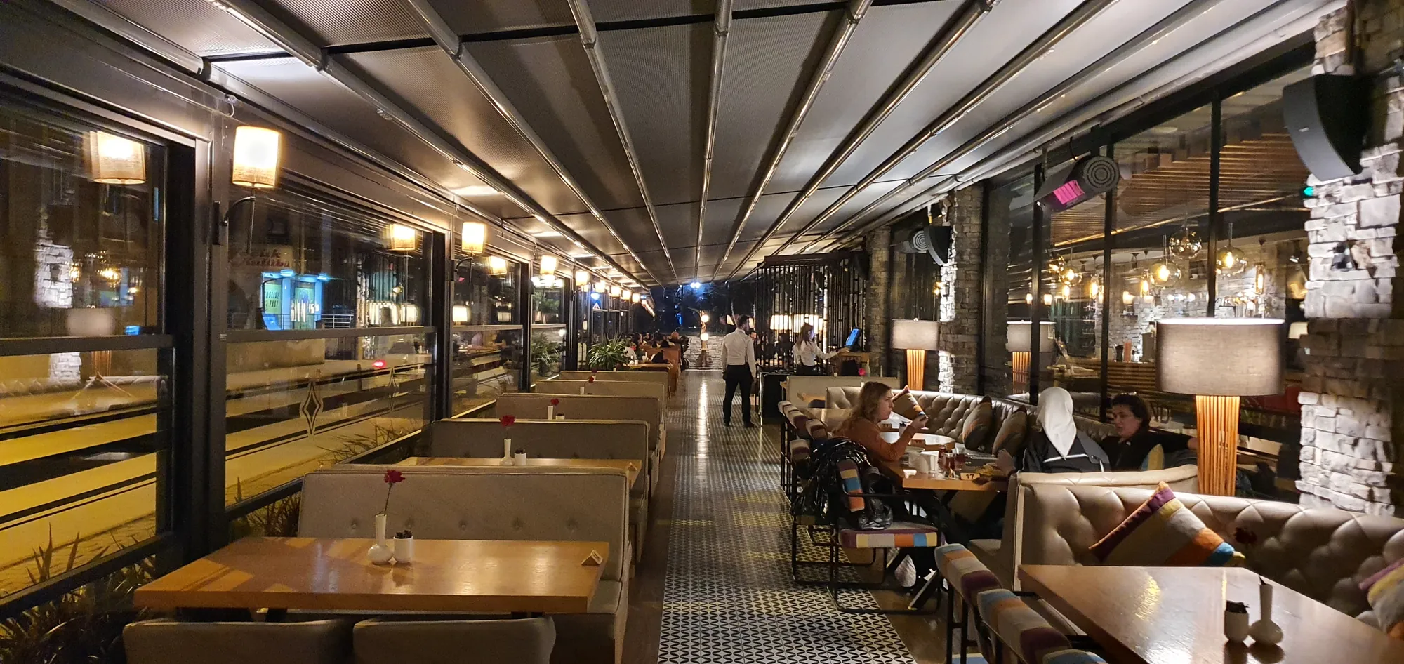 Akşam, ışıklı restoran salonu