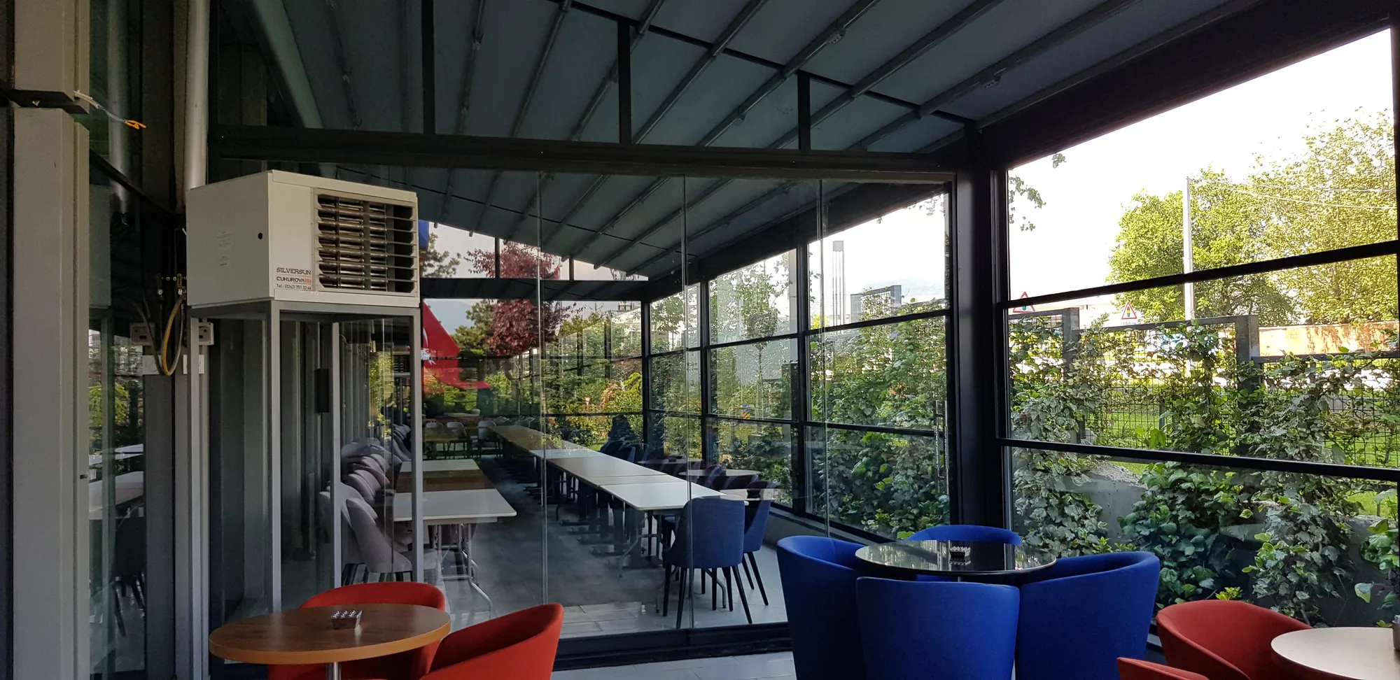 Bahçeye bakan kafe terası