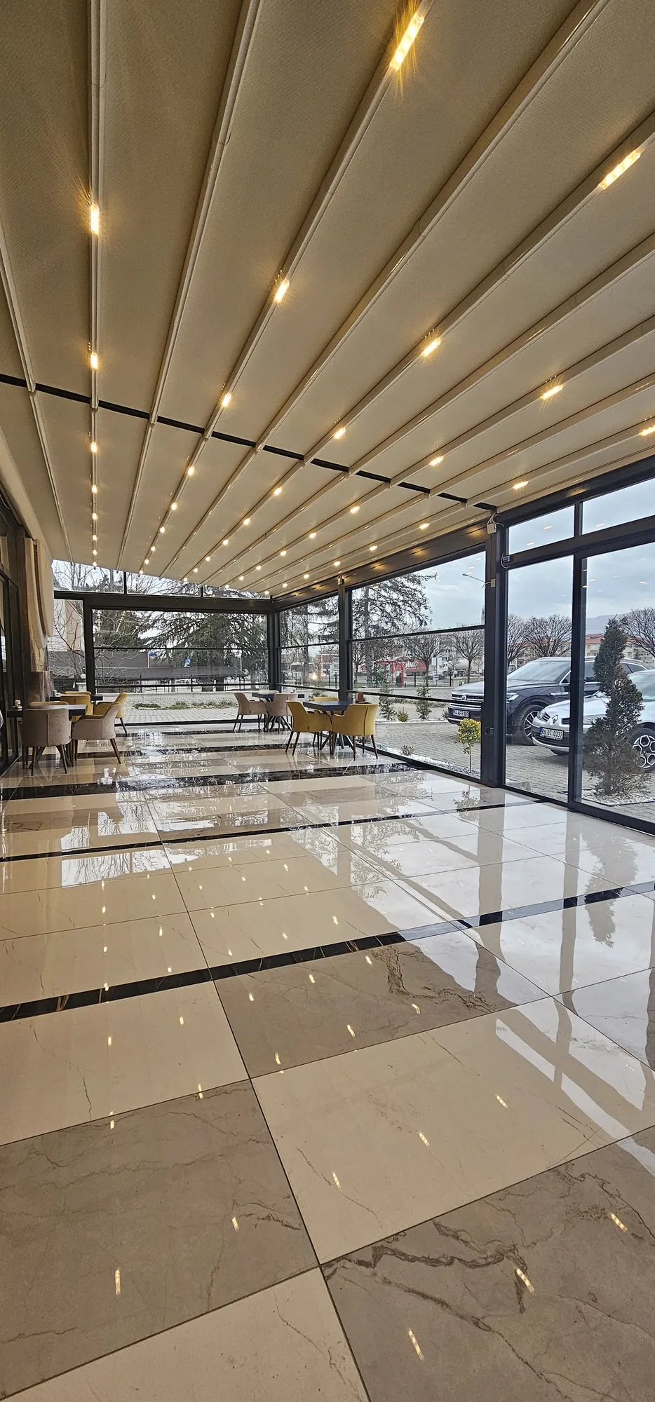 Mermer zeminli geniş salon, açılır çatı