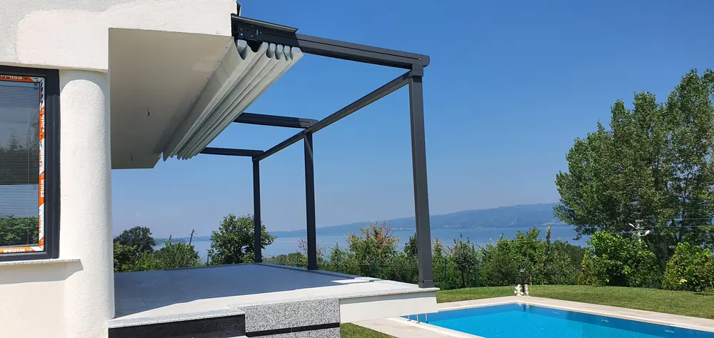 Rolling Roof: Havuz ve deniz manzaralı terasta açılır çatı
