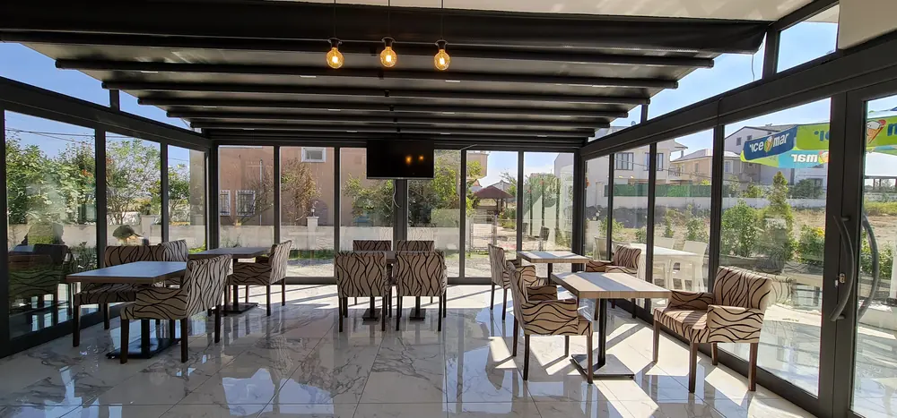 Rolling Roof: Mermer zeminli kapalı restoran salonu
