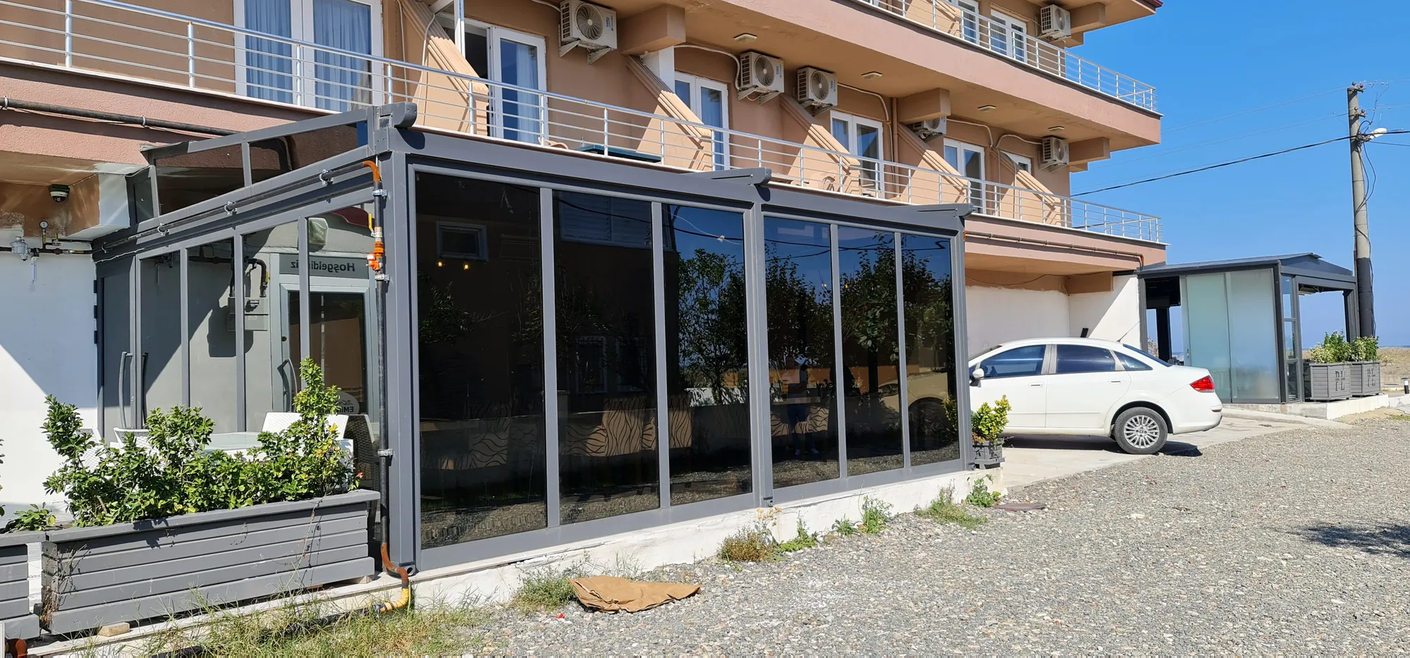Bina önünde camla kapalı teras