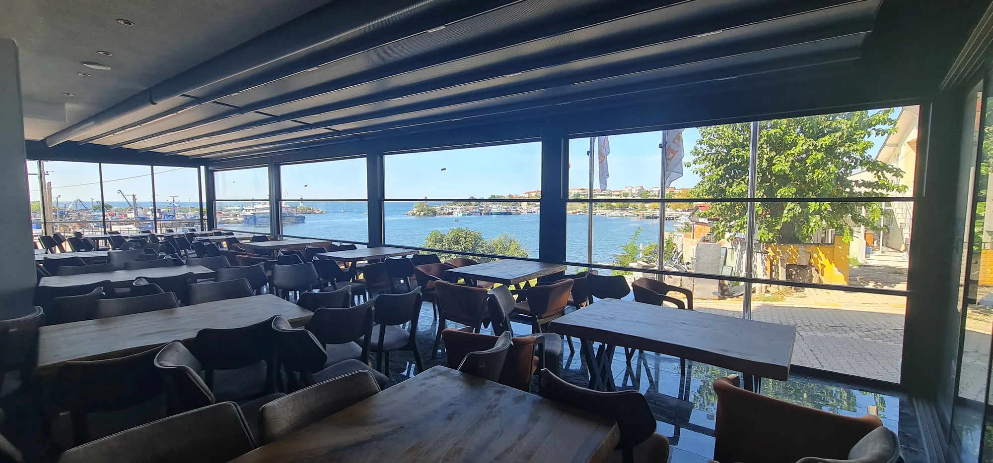 Deniz manzaralı kapalı restoran