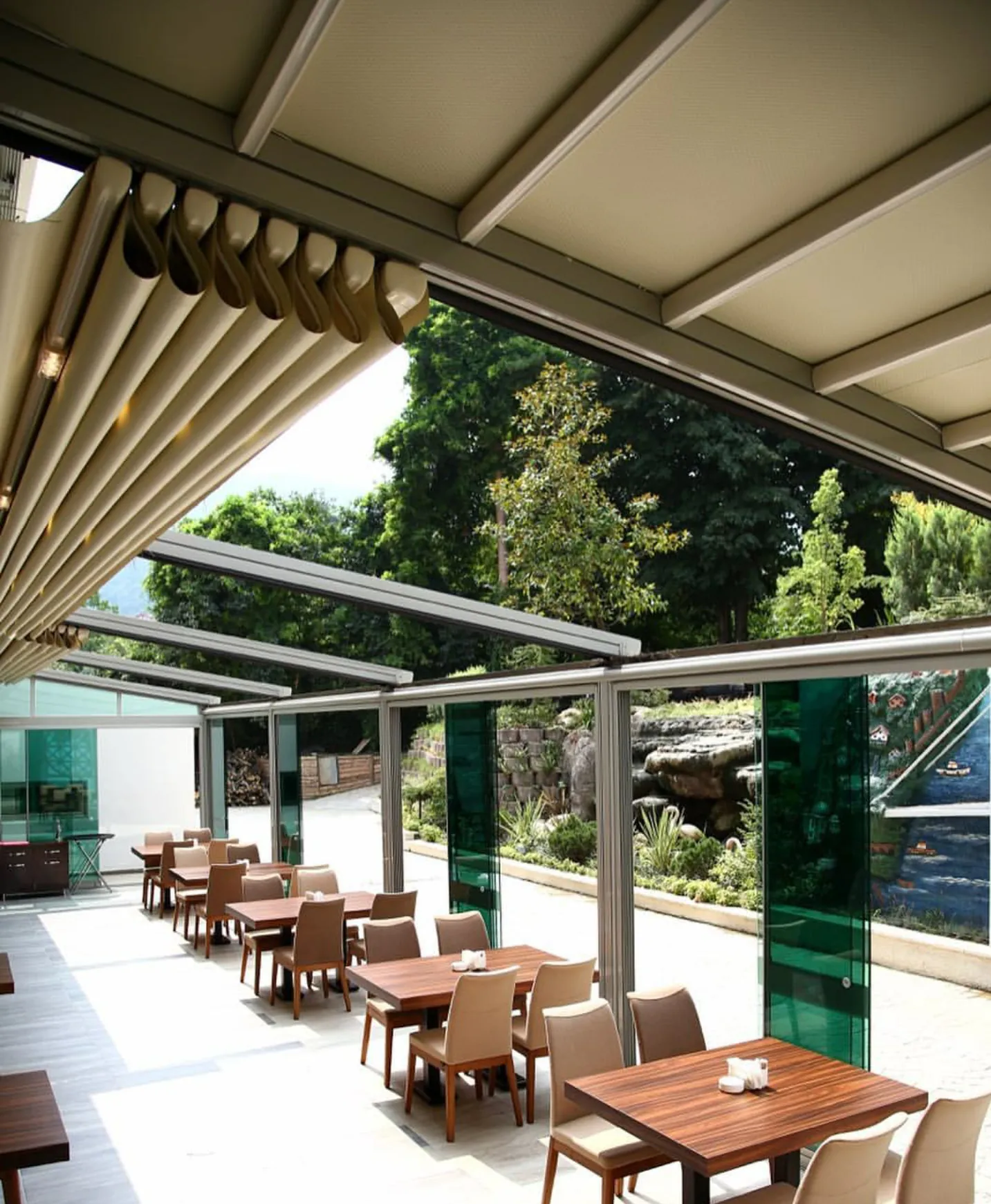 Bahçeye bakan restoran terası, açık örtü