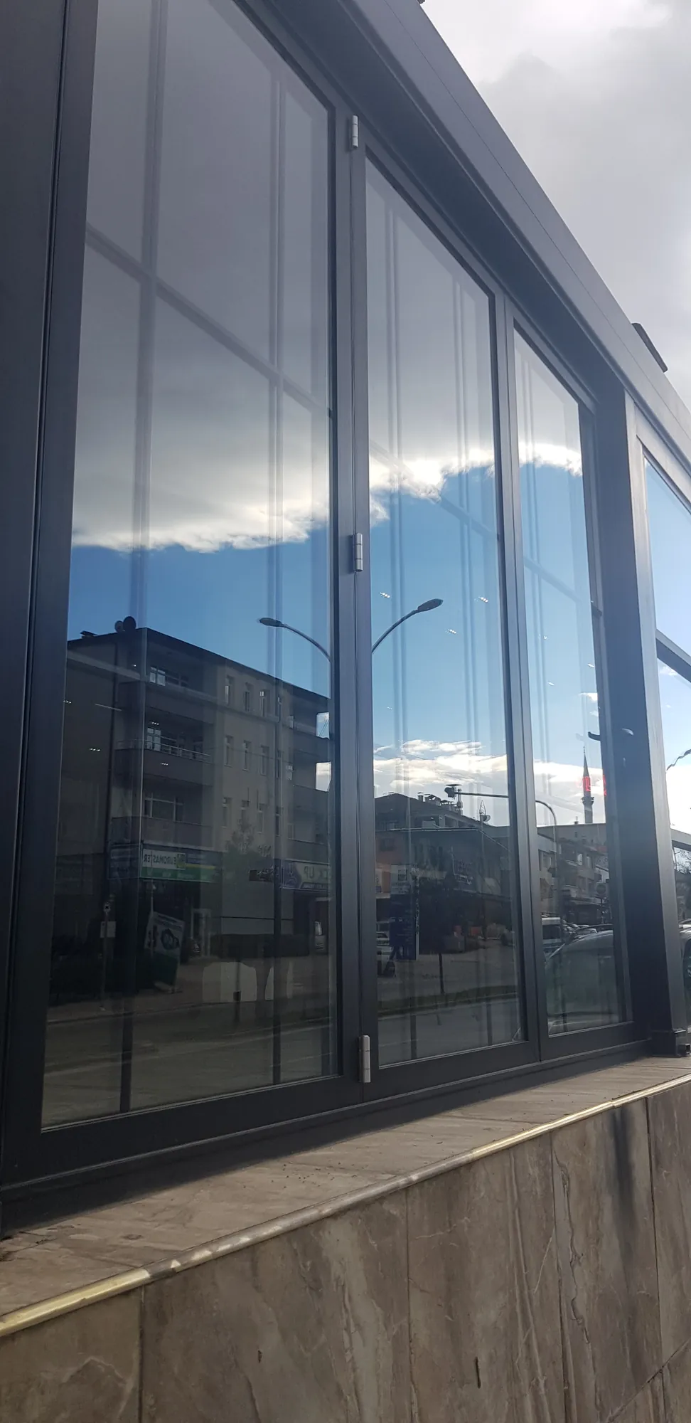 Bina cephesinde dikey cam panel dizisi