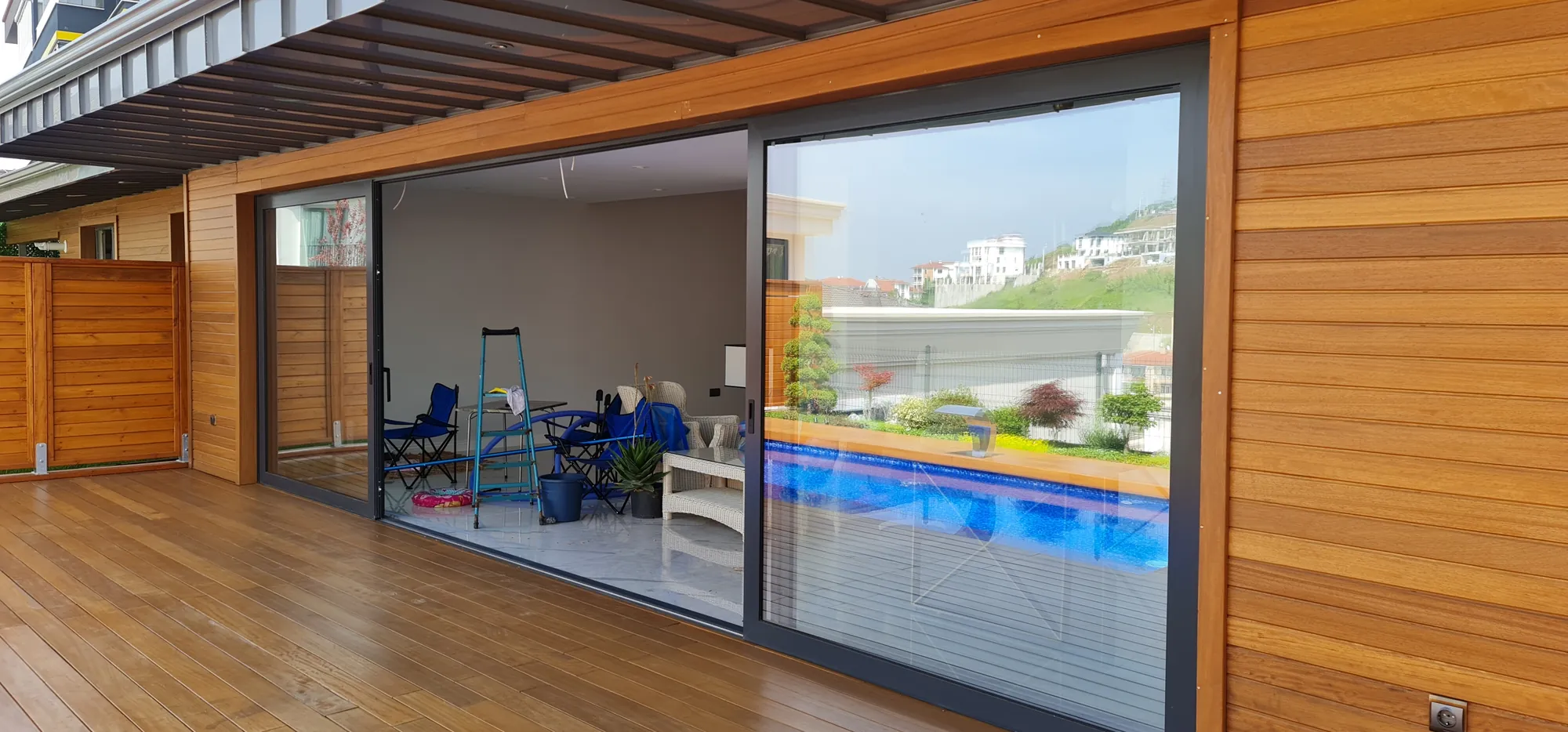 Havuza açılan sürgülü cephe
