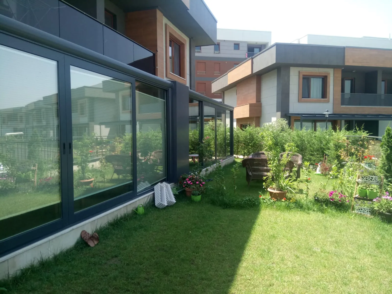 Çiçekli bahçe, köşe cephe