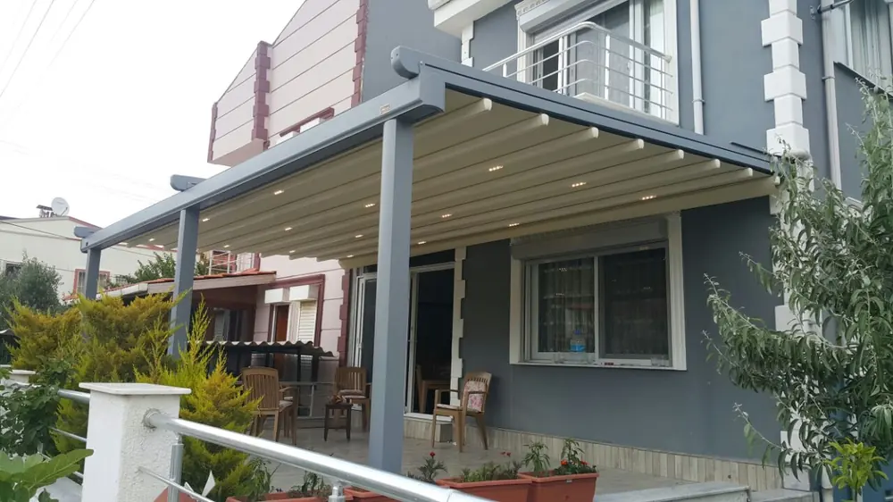 Tente Pergola: Konut bahçesinde gri dikmeli, krem kumaşlı tente pergola