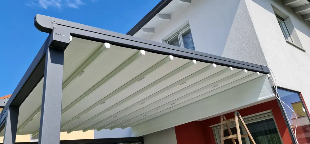 Tente Pergola: Konut cephesinde antrasit dikmeli, beyaz kumaşlı tente pergola