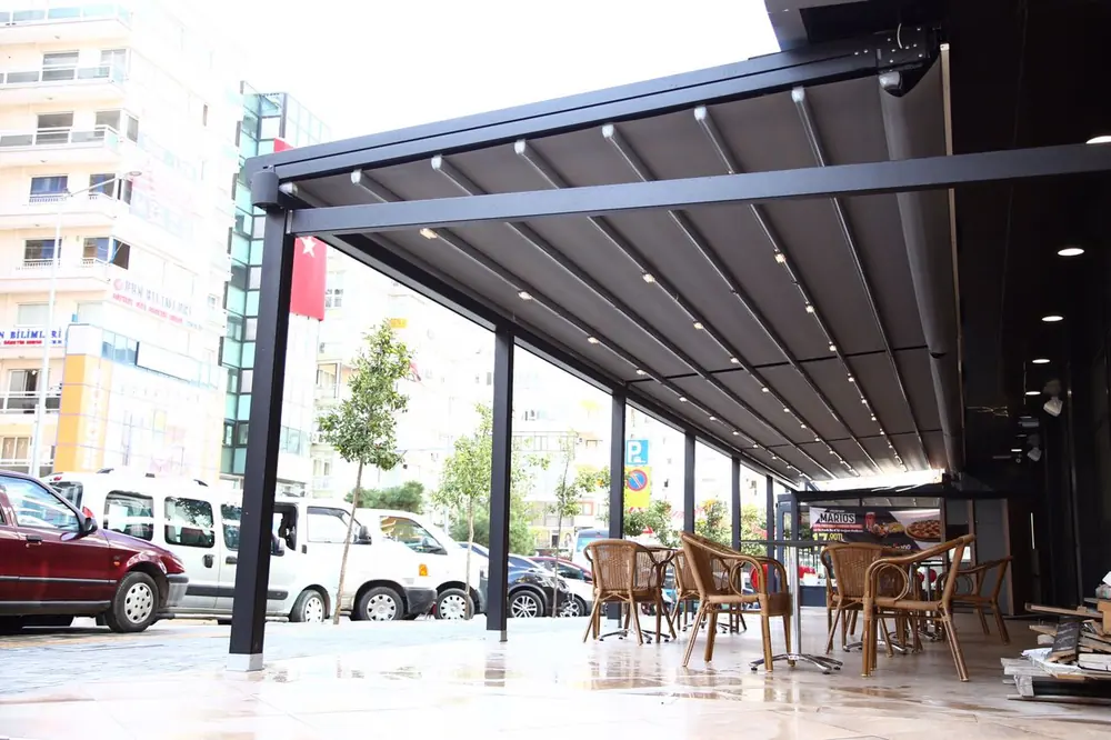 Tente Pergola: Kafe terasında spot aydınlatmalı, koyu kumaşlı tente pergola