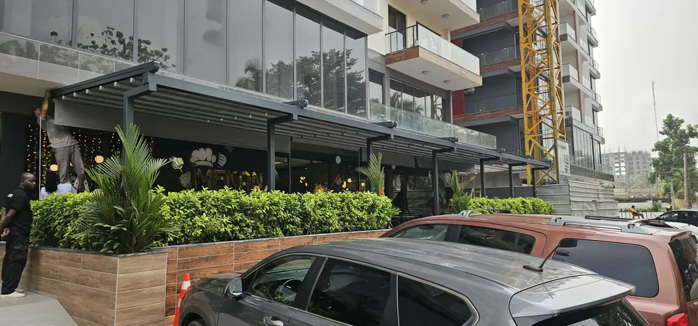 Tente Pergola: Cadde üstü restoran önünde tente pergola