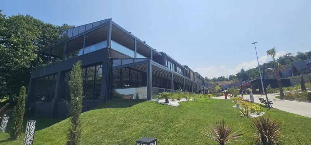 Tente Pergola: Yeşil alana bakan iki katlı işletme terası