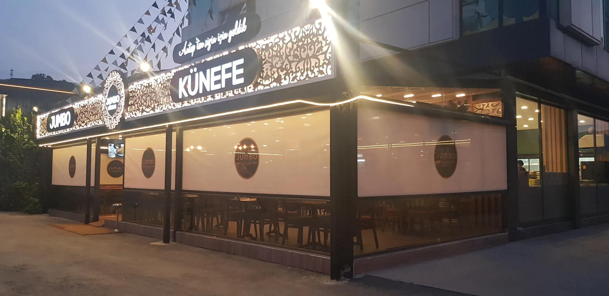 Kafe cephesi, akşam