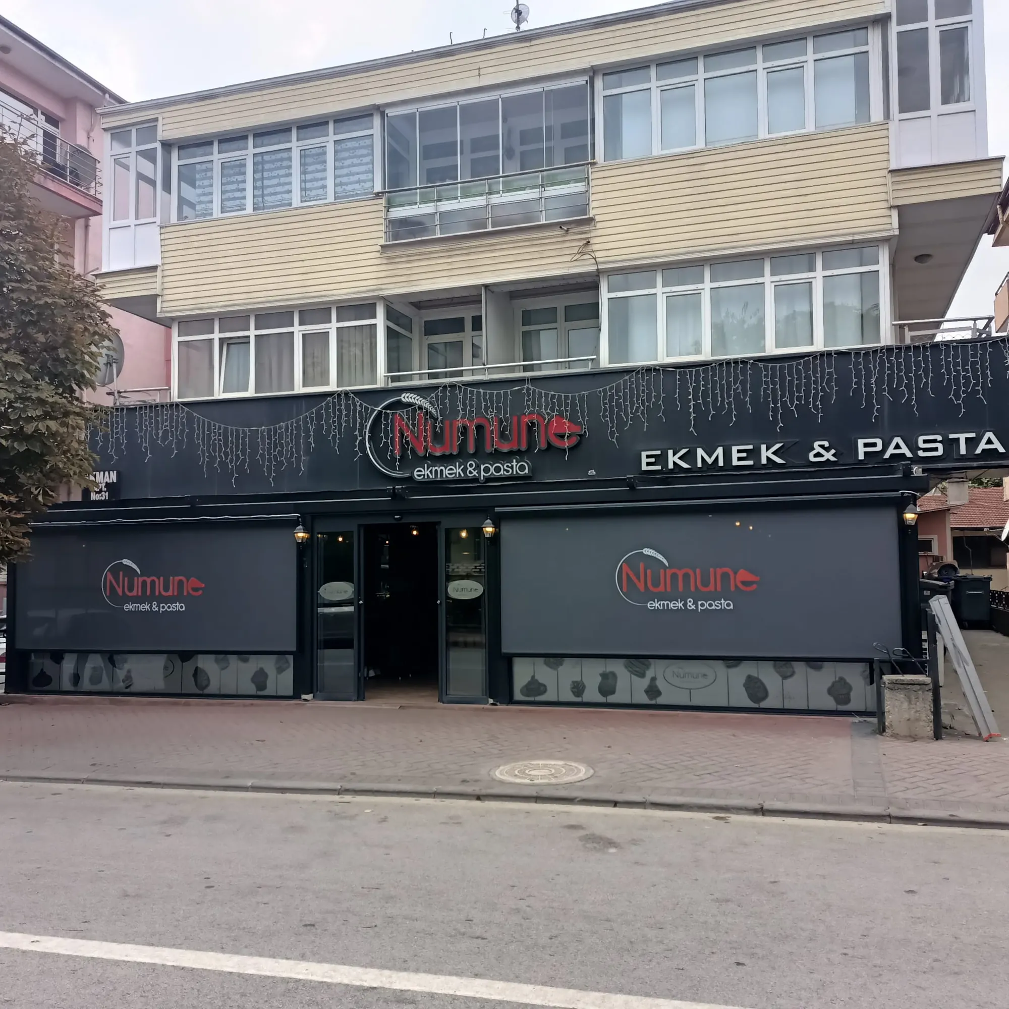 Pastane cephesi, baskılı perde
