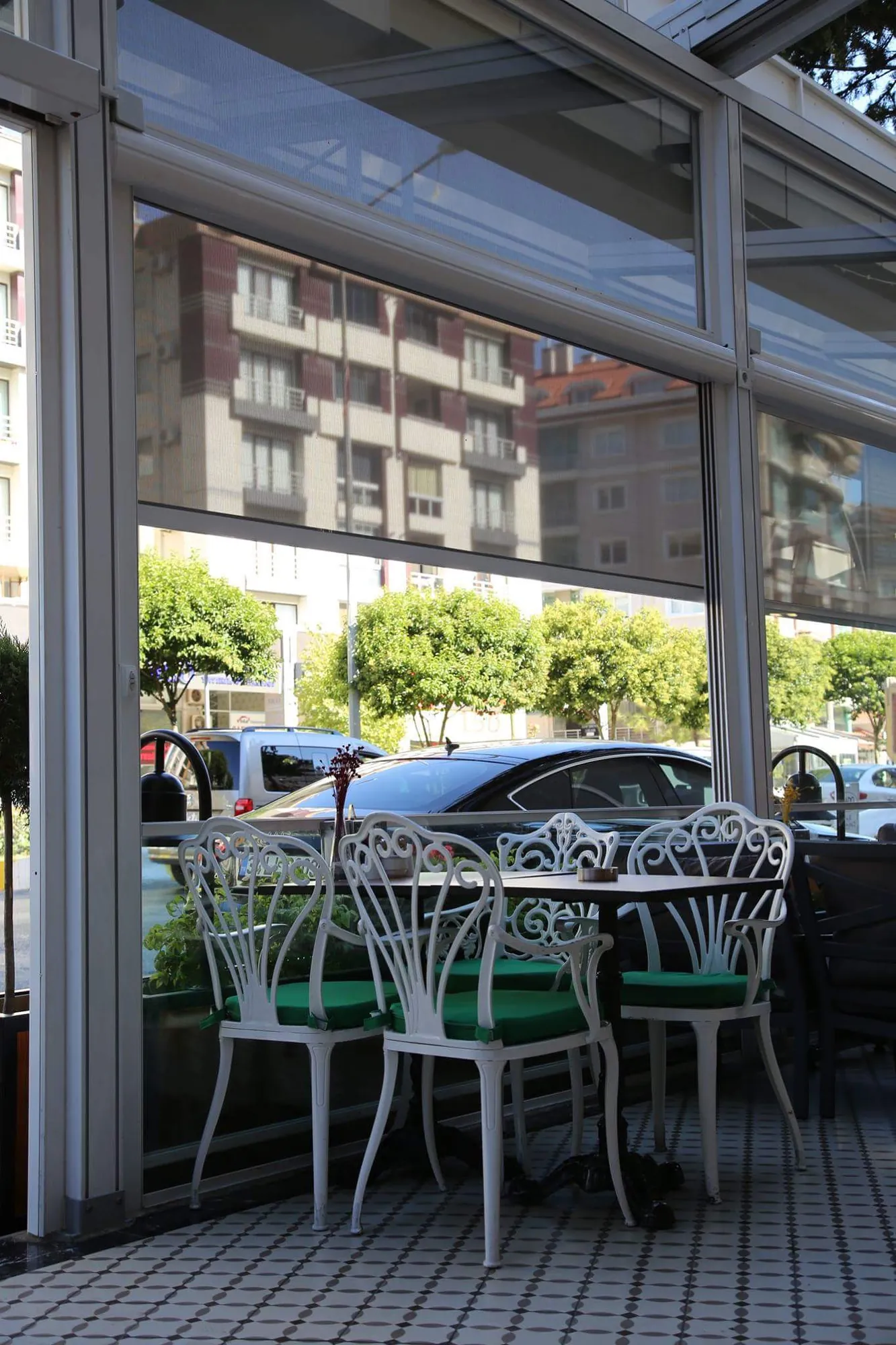 Kafe önünde cam ve zip perde