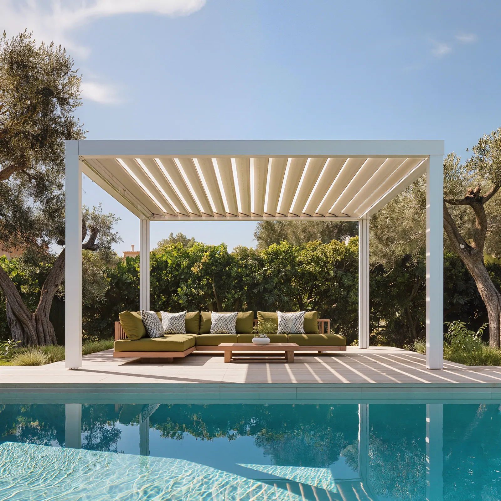 Havuz kenarında bağımsız beyaz bioklimatik pergola, lameller açık