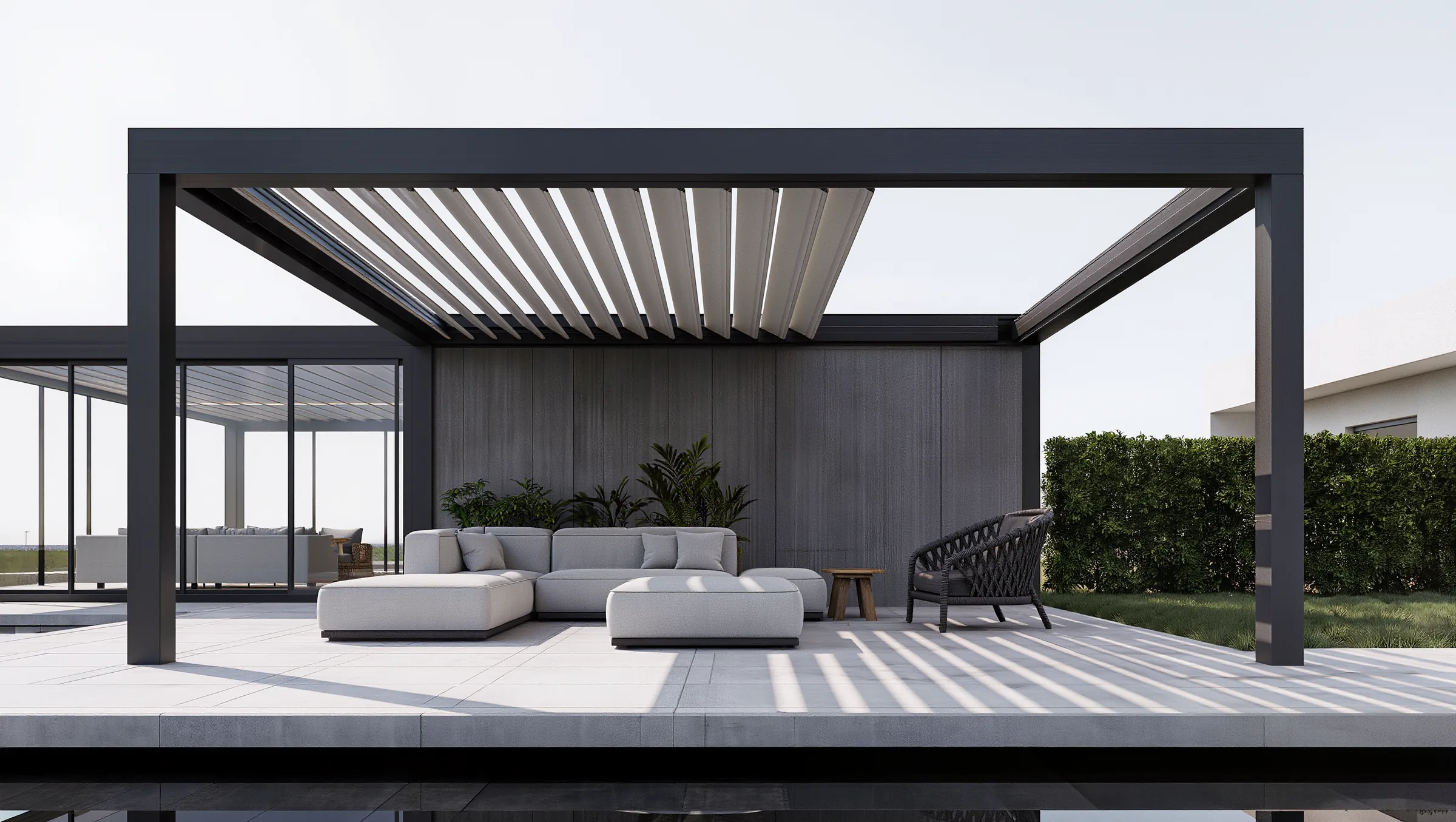 Havuz başında antrasit pergola, kayar çatı örtüsü yarı açık
